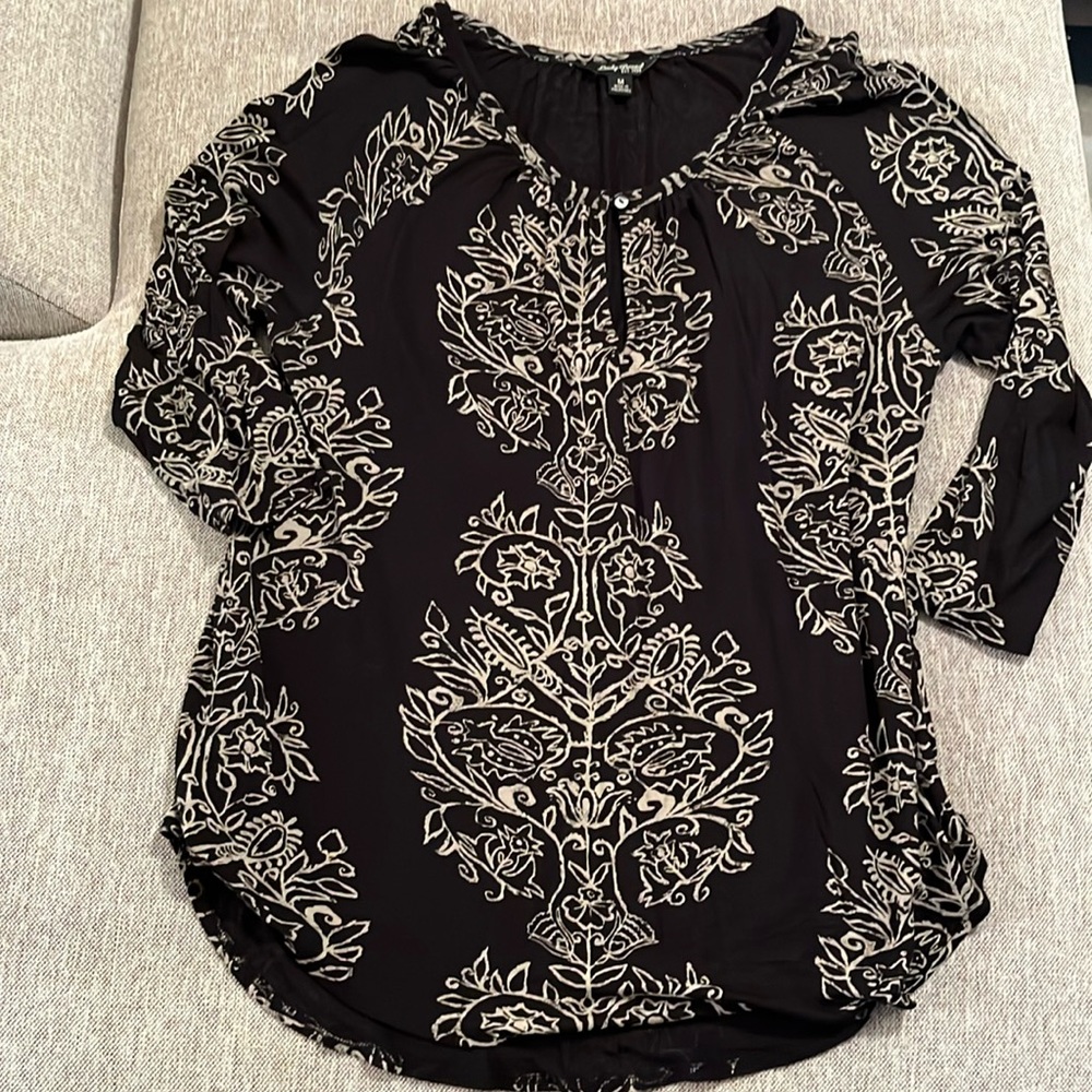 Lucky brand three-quarter length super soft, drape shirt. Fun pattern!